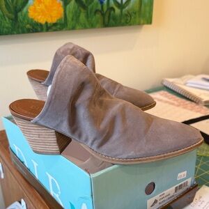 Diba True Over Edge Slate Suede slip on with stacked heel size 8M USED